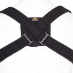 מיישר כתפיים