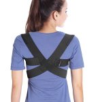 מיישר כתפיים