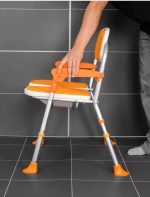 ⁦כסא רחצה מתקפל מאלומיניום עם פתח | דגם: לוגנו מתקפל (Lugano)⁩ – תמונה ⁦4⁩