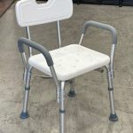 כיסא רחצה טלסקופי עם ידיות