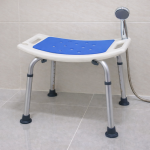 ⁦שרפרף רחצה טלסקופי אלומיניום מושב U | כולל משטח אנטי-סליפ⁩ – תמונה ⁦4⁩